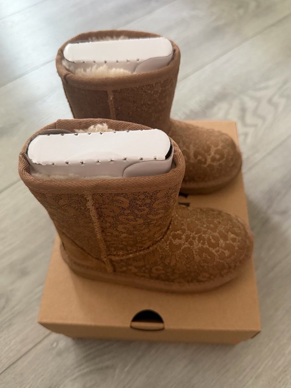 UGG Chestnut Glitter Leopard Classic Short Kids Boots - Picture 3 of 9
